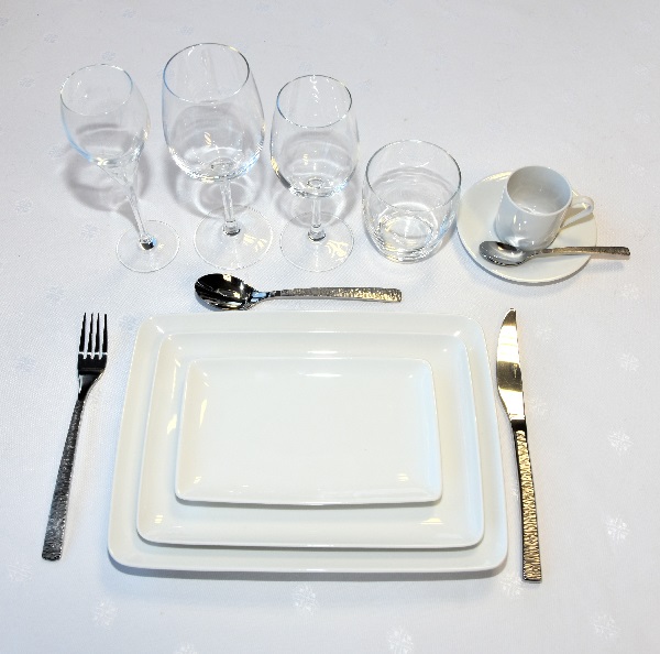 Couverts Et Une Assiette Sur La Table Avec Espace De Copie Servant